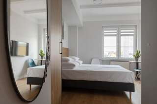 Хостелы MoHo XL Hostel Вроцлав Двухместный номер с 1 кроватью или 2 отдельными кроватями и ванной комнатой-3